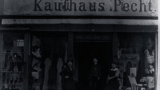 Knapp 100 Jahre alt: Dieses Foto zeigt das Kaufhaus Pecht am Marktplatz. Der junge Herr ist Richard Pecht, der Vater von Franz Pecht. Knapp 100 Jahre alt: Dieses Foto zeigt das Kaufhaus Pecht am Marktplatz. Der junge Herr ist Richard Pecht, der Vater von Franz Pecht.