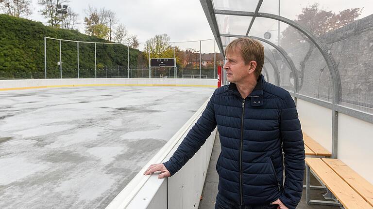 'Es wird Eis.' Bäder- und Eisbahn-Chef Jürgen Athmer inspiziert die neue Anlage am Nigglweg. Diese können die Schlittschuhläufer ab 5. November testen. 'Es wird Eis.' Bäder- und Eisbahn-Chef Jürgen Athmer inspiziert die neue Anlage am Nigglweg. Diese können die Schlittschuhläufer ab 5. November testen. 