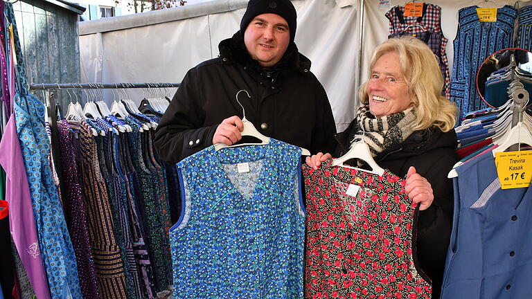 Regine Weinschenk ist schon seit über 40 Jahren mit ihren Kittelschürzen auf dem Pferdemarkt vertreten. Inzwischen hat Enkel Patrick Schenk das Geschäft übernommen. Regine Weinschenk ist schon seit über 40 Jahren mit ihren Kittelschürzen auf dem Pferdemarkt vertreten. Inzwischen hat Enkel Patrick Schenk das Geschäft übernommen. 
