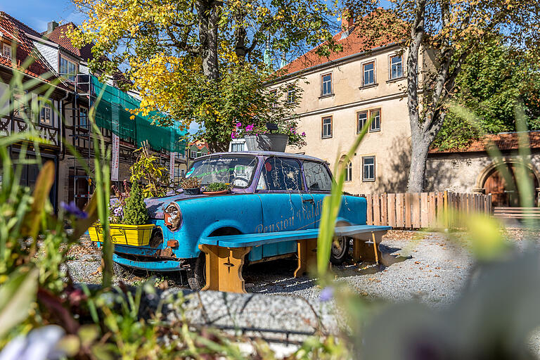 Wer im Anschluss an die Wanderung noch einen Stadtbummel unternimmt, kann in der Meininger Altstadt diesen Trabi, der zur Sitzgelegenheit umfunktioniert wurde, entdecken. Wer im Anschluss an die Wanderung noch einen Stadtbummel unternimmt, kann in der Meininger Altstadt diesen Trabi, der zur Sitzgelegenheit umfunktioniert wurde, entdecken.