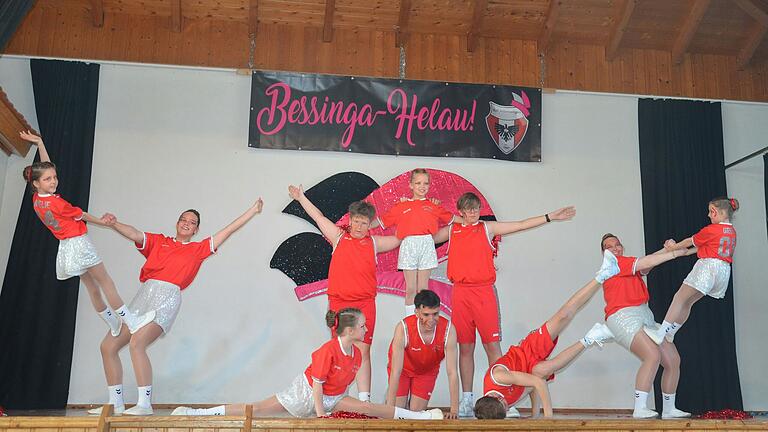 Der kleine Showtanz aus Altbessingen tanzte unter dem Motto 'Bessinger Baskets'. Der kleine Showtanz aus Altbessingen tanzte unter dem Motto 'Bessinger Baskets'.