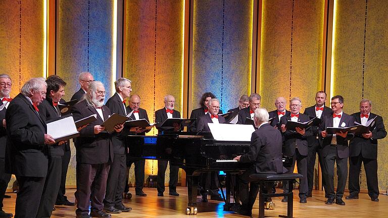 Der Fränkische Männerchor bot im Bad Kissinger Rossini-Saal sein vielfältiges Repertoire dar. - Der Fränkische Männerchor bot im Bad Kissinger Rossini-Saal sein vielfältiges Repertoire dar. Der Fränkische Männerchor bot im Bad Kissinger Rossini-Saal sein vielfältiges Repertoire dar. - Der Fränkische Männerchor bot im Bad Kissinger Rossini-Saal sein vielfältiges Repertoire dar.