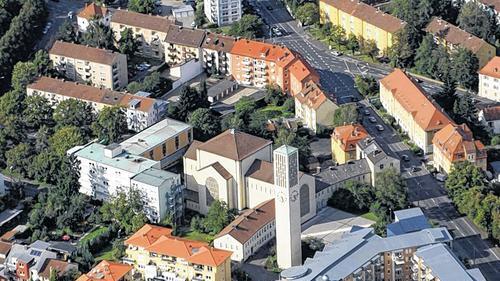 Kirche St. Anton: Sie wurde 1952 gebaut, müsste dringend energetisch saniert werden. Das kostet aber mehr als ein Neubau. Deshalb wird derzeit auch über einen Abriss nachgedacht.