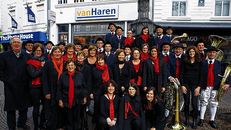 Gemeinsame Reise in die Niederlande: die Spessart-Trachtenkapelle zusammen mit dem Singkreis &bdquo;Leuchtspur&ldquo;. Links im Bild Organisator Gerard van Rens.