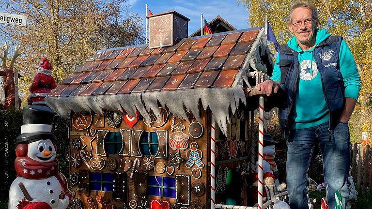 Das selbst gebaute Pfefferkuchenhaus ist der ganze Stolz von Peter Mack in Mellrichstadt.&nbsp;