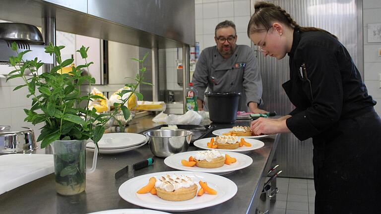 Beim Anrichten der Aprikosen-Tartelettes ist Präzision gefragt.