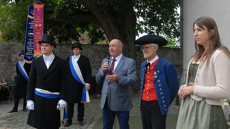 Markt Einersheims Bürgermeister Herbert Volkamer (am Mikrofon) lobte die Brauchtums-Vereine mit ihren Vorsitzenden (vorne von links) Moritz Böhm (Historische Burschenschaft), Rolf Lupold (Volkstrachtenverein) und Johanna Gamm (Dirndlschaft).