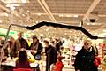 Spielzeug geht immer! Nicht nur im Kaufhof landen während der Adventszeit viele Spielwaren im Einkaufskorb.