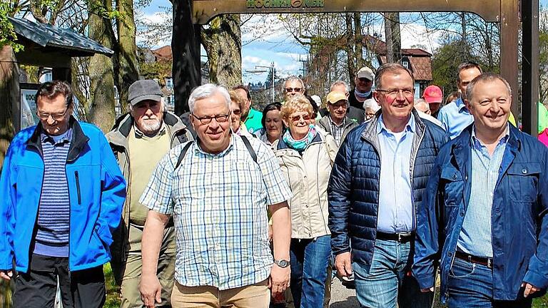 Wanderung zum Auftakt des zehnjährigen &bdquo;Hochrhöner&ldquo;-Jubiläums: In der ersten Reihe gingen voran der Landrat des Landkreises Bad Kissingen und Vorsitzender der ARGE Rhön, Thomas Bold, der Bezirkstagspräsident des Bezirks Unterfranken, Erwin Dotzel, und Rhönklub-Präsident Jürgen Reinhardt (von rechts).