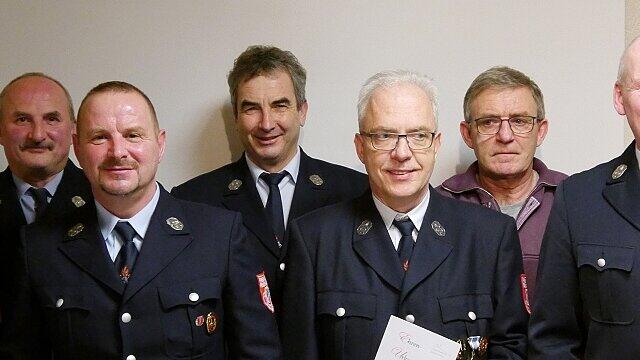 bru-bto-ffw schondra P1060672       -  Für 40-jährige Mitgliedschaft im Feuerwehrverein wurden geehrt (von links): Roland Wiegand, Hubert Schmitt, Ralph Martin, Eberhard Schuhmann, Burkard Beck, Thomas Schneider, Benno Schmitt und Jürgen Vogler.