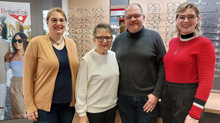 Geschäftsführerin Géraldine Barrois (von links) mit den Augenoptikermeistern bei Optik Wolf, Schwiegermutter Karin Barrois, Ehemann Claus Barrois und Tochter Coralie Barrois.