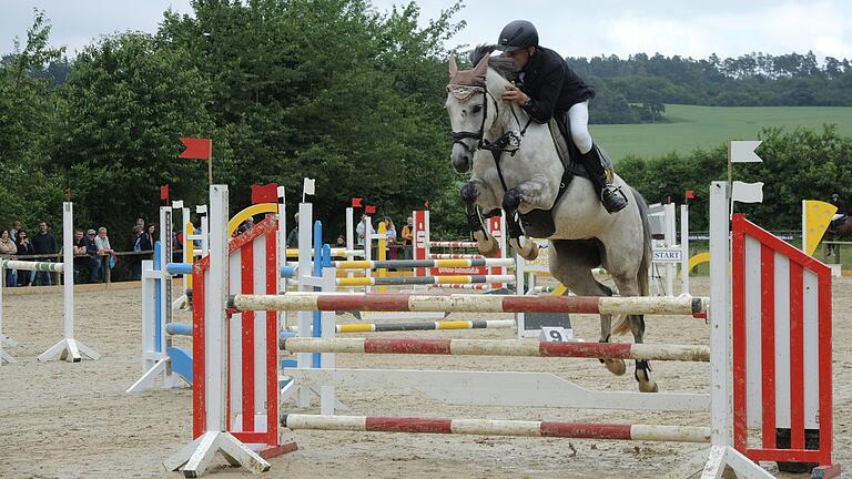 Beeindruckenden Reitsport bekamen die Besucher des Ostheimer Reitturniers zu sehen, am Samstag beim Dressurwettbewerb und am Sonntag beim Springreiten.