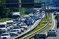 ADAC erwartet heftiges Stau-Wochenende       -  Fahrzeuge stauen sich auf der Autobahn A8 bei Rosenheim in Fahrtrichtung München. (Archivbild)