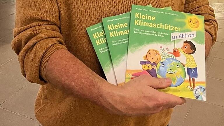 Umweltreferent Uwe G. Hartmann mit den Umweltbüchern für die Kitzinger Kindergärten.