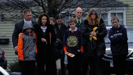 Nach der Beerdigung: Angehörige eines getöteten Kindes verlassen den Friedhof in Newtown.