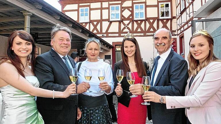 Am Pastoriushaus: Landwirtschaftsminister Helmut Brunner mit seiner Frau Diana, die Fränkische Weinkönigin Christina Schneider (Mitte), ihre Vorgängerin Kristin Langmann (links) und die Sommerhäuser Weinprinzessin Lisa Götz (rechts) gratulieren Winzer Artur Steinmann. Am Pastoriushaus: Landwirtschaftsminister Helmut Brunner mit seiner Frau Diana, die Fränkische Weinkönigin Christina Schneider (Mitte), ihre Vorgängerin Kristin Langmann (links) und die Sommerhäuser Weinprinzessin Lisa Götz (rechts) gratulieren Winzer Artur Steinmann.