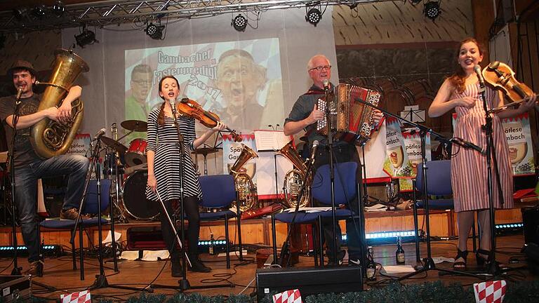 Trotz später Stunde rockten die oberbayerischen 'Wellbappn' mit hoher Musikalität und rotzfrechen Liedern die Gambacher Musikhalle.