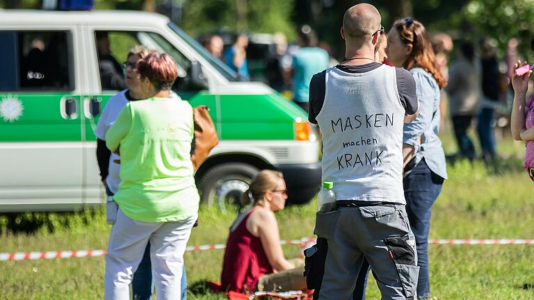 'Masken machen krank', heißt es bei einer Demonstration gegen die Corona-Maßnahmen in Würzburg. Es ist eine von vielen unbelegten Behauptungen im Zusammenhang mit der Pandemie.