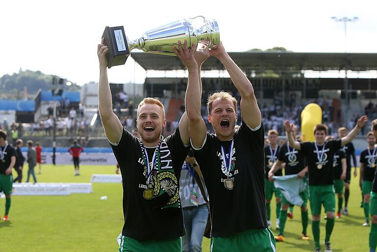 Mit dem FC 05 Schweinfurt (links Marino Müller) gewann Johannes Bechmann 2017 den bayerischen Toto-Pokal.