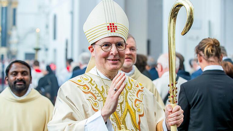 Der neue Weihbischof Paul Reder während des Segensgangs durch den Würzburger Dom. Begleitet wird er von den assistierenden Priestern Pater Velangini Thumma (links) und Domdekan Generalvikar Jürgen Vorndran.