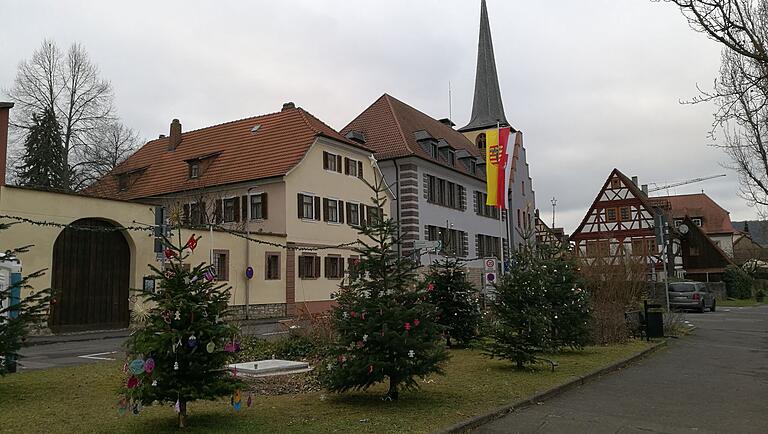 Zum Jahresabschluss ließ der Margetshöchheimer Gemeinderat die vergangenen Monate Revue passieren. Ein Höhepunkt war das gemeinsame Weihnachtsbaum-Schmücken vor dem Rathaus am ersten Advent.