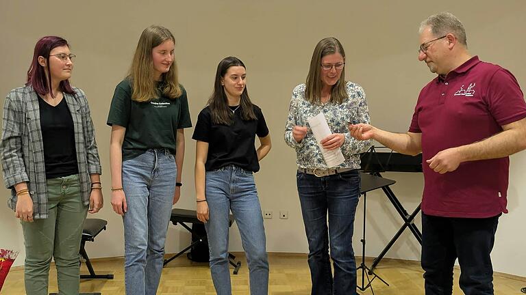 Ehrung der aktiven Musiker Sarah Bick, Pauline Ruppert und Helene Leppich durch Vorstand Dietmar Neeb (rechts) und Susanne Joa vom NBMB (Zweite von rechts).
