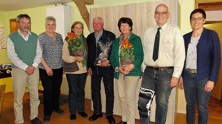 Ehrungen beim Schützenverein Stockheim: Zweite Bürgermeisterin Sabine Hartmann und Schützenmeister Bernd Faulstich (von rechts) sowie Kassier Frank Zirk und zweite Schützenmeisterin Manuela Diemer (von links) dankten (ab 3 von links) Heidi Krines (40 Jahre Mitgliedschaft), Manfred Storath (50 Jahre) und Marianne Gensler (40 Jahre) für die Treue zum Verein. Ehrungen beim Schützenverein Stockheim: Zweite Bürgermeisterin Sabine Hartmann und Schützenmeister Bernd Faulstich (von rechts) sowie Kassier Frank Zirk und zweite Schützenmeisterin Manuela Diemer (von links) dankten (ab 3 von links) Heidi Krines (40 Jahre Mitgliedschaft), Manfred Storath (50 Jahre) und Marianne Gensler (40 Jahre) für die Treue zum Verein.