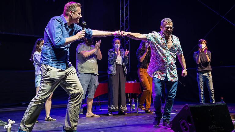 Im Rahmen des Kultursommers Schweinfurt fand die Poetry Slam 'Dichter-Schlachtschüssel' statt. Im FInale setzte sich Oliver Walter (links) durch – Manfred Manger gratuliert coronakonform. Im Rahmen des Kultursommers Schweinfurt fand die Poetry Slam 'Dichter-Schlachtschüssel' statt. Im FInale setzte sich Oliver Walter (links) durch – Manfred Manger gratuliert coronakonform.