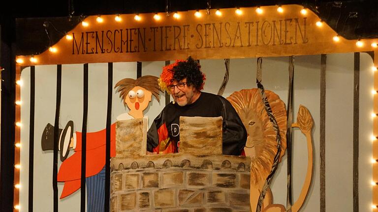 Als Büttenredner war Peter Klein schon bei den früheren 'Menschen,Tiere,Sensationen' der, der den Finger in die Wunden legt. Und er hat in den Pause nichts verlernt. Als Büttenredner war Peter Klein schon bei den früheren 'Menschen,Tiere,Sensationen' der, der den Finger in die Wunden legt. Und er hat in den Pause nichts verlernt.