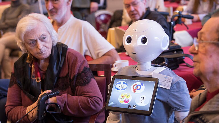 Roboter im Altenheim - Roboter, ausgestattet mit Künstlicher Intelligenz oder einem Programm wie ChatGPT, können unter anderem im Pflegebereich zum Einsatz kommen. Roboter im Altenheim - Roboter, ausgestattet mit Künstlicher Intelligenz oder einem Programm wie ChatGPT, können unter anderem im Pflegebereich zum Einsatz kommen.