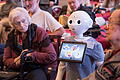 Roboter im Altenheim       -  Roboter, ausgestattet mit Künstlicher Intelligenz oder einem Programm wie ChatGPT, können unter anderem im Pflegebereich zum Einsatz kommen.