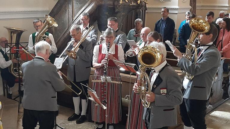 Die Schwemmelsbacher Musikanten umrahmten ganz zur Freude der Kirchgänger den Gottesdienst. Am Schluss der Messfeier wurden die Spielerinnen und Spieler deshalb auch mit einem kräftigen Beifall belohnt.