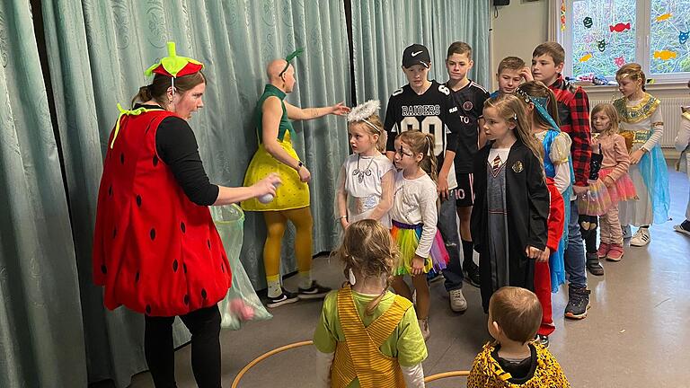 Traditionell veranstaltet die DJK-Sportjugend Schwemmelsbach wieder ihre lustige Spiel- und Spaßrunde für Jung & Alt zum Faschings-Kehraus. Traditionell veranstaltet die DJK-Sportjugend Schwemmelsbach wieder ihre lustige Spiel- und Spaßrunde für Jung & Alt zum Faschings-Kehraus.