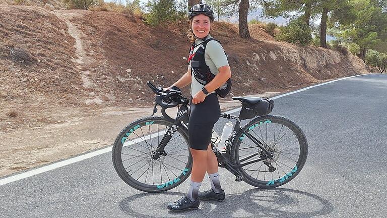 Svenja Betz vor dem Start des Gravel-Rennens im Süden Spaniens, das sie auf dem zweiten Platz beendete.