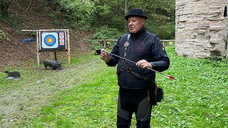 Michael Gössl bietet Bogenschießen auf der Henneburg in Stadtprozelten (Lkr. Miltenberg) an. Im Hintergrund sind eine Zielscheibe und einige der 3-D-Tiere zu sehen.