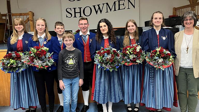 Franziska Kissner, Silber  D2,  Nina Kaiser, Bronze D1, Valentin Schlembach Silber D2, Hannes Fischer, Bronze D1,  Andreas Müller, Nina Isaac, Selina Schöppner,  Lisa Kaiser alle zehn Jahre aktives Musizieren,  Kreisvorsitzende Nordbayrischer Musikbund, Renate Haag, auf dem Bild fehlt Elias Berndl zehn Jahre aktives Musizieren.