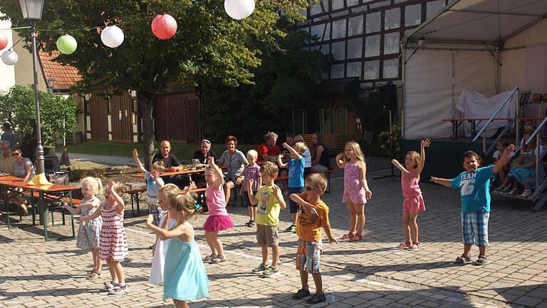 Das Dorffest, von der Vereinsgemeinschaft ausgerichtet, zählte seit vielen Jahren zu einem Fixpunkt im Jahresablauf. Bieranstich, Tanzbeiträge und gemütliches Miteinander umfasste das Programm. Ob es künftig gefeiert wird, hängt davon ab, wie es in der VG selbst weiter geht. Foto: Stefan Geiger       -  Das Dorffest, von der Vereinsgemeinschaft ausgerichtet, zählte seit vielen Jahren zu einem Fixpunkt im Jahresablauf. Bieranstich, Tanzbeiträge und gemütliches Miteinander umfasste das Programm. Ob es künftig gefeiert wird, hängt davon ab, wie es in der VG selbst weiter geht. Foto: Stefan Geiger