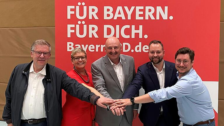 Wollen weiter konstruktiv zusammenarbeiten: der wieder gewählte SPD-Bezirksvorsitzende Bernd Rützel (Mitte) und seine Stellvertreter (von links) Volkmar Halbleib, Sabine Dittmar, Markus Hümpfer und Manuel Michniok. Nicht beim Parteitag in Haibach dabei war Vize Pamela Nembach.