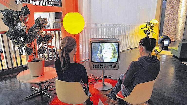 Zeitreise: Besucher des Zentrums für Kunst und Medientechnologie (ZKM) in Karlsruhe betrachten die Videoarbeit &bdquo;Global Groove&ldquo; von Nam June Paik aus dem Jahr 1973. Diese ist Teil der Ausstellung &bdquo;Video Vintage 1963-1983&ldquo;.