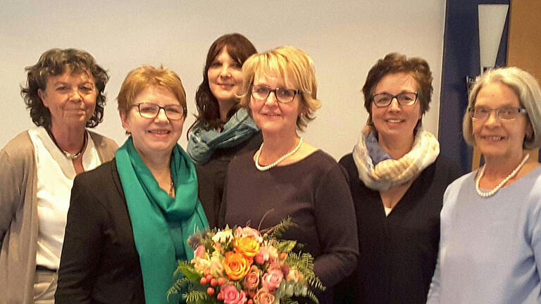 Die neue Vorstandsriege des Ortsrings Bad KIssingen des Deutschen Frauenrings: Vorsitzende Birgit Fischer (vorne, Mitte), Stellvertreterin Karin Reinshagen (links), Schatzmeisterin Hanne Stärker (2.v.re), Schriftführerin Silvia Zoll (Mitte hinten), Beisitzerinnen Barbara Thiele (2.v.li.) und Luise Grom (rechts)  Foto: Uschi Schober       -  Die neue Vorstandsriege des Ortsrings Bad KIssingen des Deutschen Frauenrings: Vorsitzende Birgit Fischer (vorne, Mitte), Stellvertreterin Karin Reinshagen (links), Schatzmeisterin Hanne Stärker (2.v.re), Schriftführerin Silvia Zoll (Mitte hinten), Beisitzerinnen Barbara Thiele (2.v.li.) und Luise Grom (rechts)  Foto: Uschi Schober