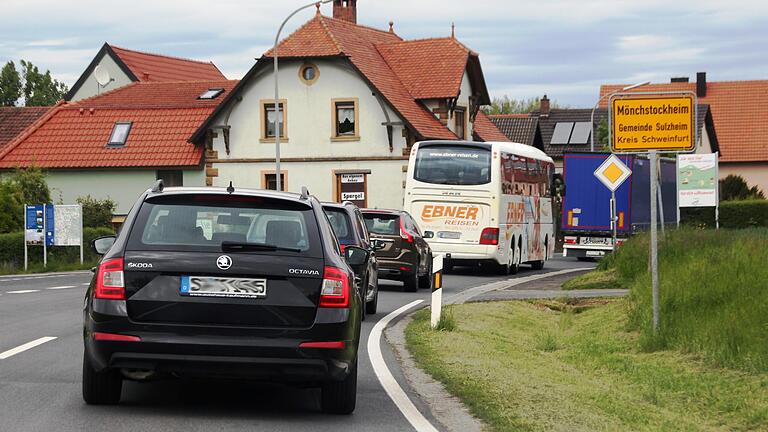 Die Verkehrsbelastung auf der Staatsstraße 2275 ist enorm, weshalb eine Umgehungsstraße um die Ortschaft Mönchstockheim gebaut werden soll.