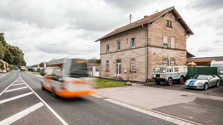 Das ehemalige Bahnhofgebäude in Obertheres: Züge halten hier schon seit Jahren nicht mehr. Wenn es nach den Bürgern geht, soll sich das wieder ändern.