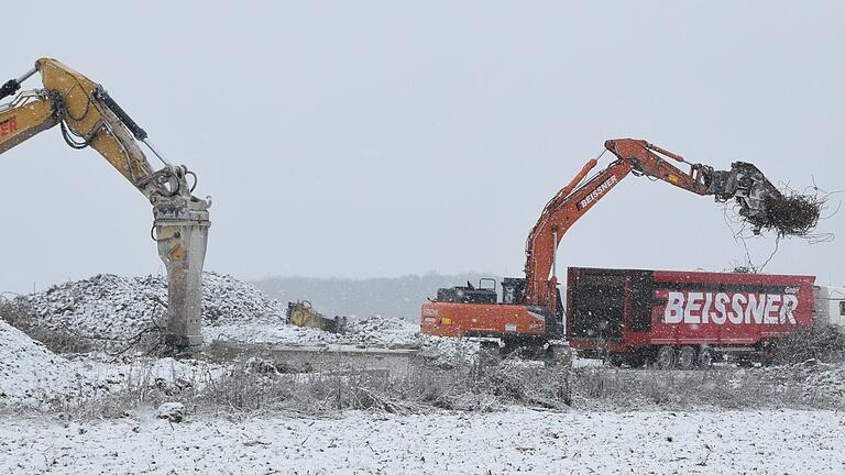 Der Abbau der ursprünglichen Fundamente für den Windpark Wargolshausen/Wülfershausen ist fast abgeschlossen. Die ersten Turmteile werden vielleicht noch in diesem Jahr angeliefert.