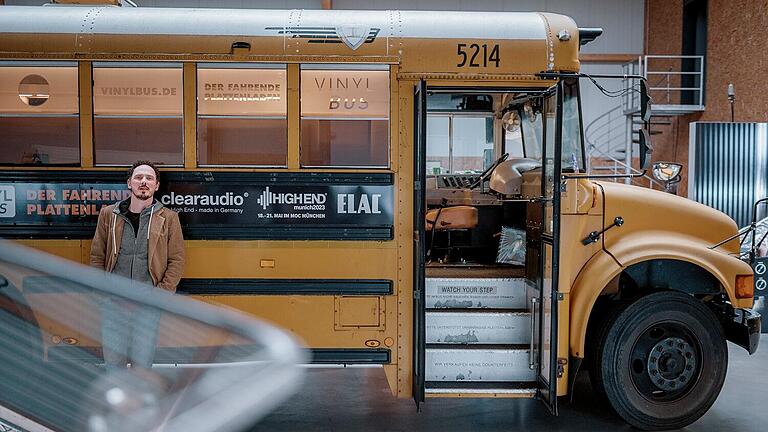 Michael Lohrmann tourt mit seinem alten umgebauten amerikanischen Schulbus durch ganz Deutschland. Im Inneren des gelben Busses befindet sich eine große Schatzkiste an alten Schallplatten, Raritäten und gängigen Modellen.