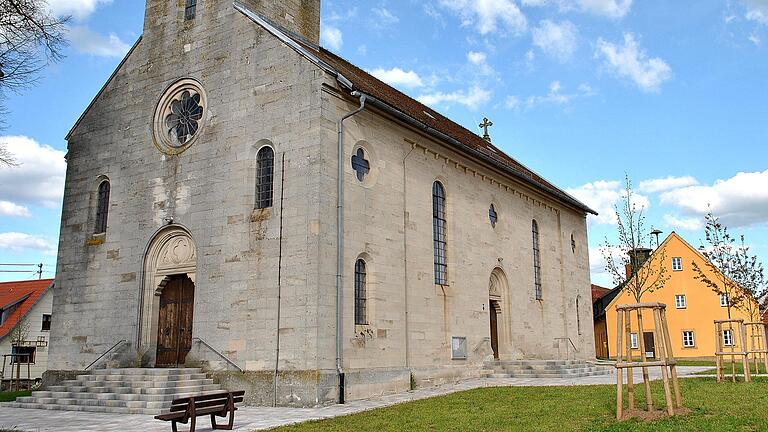 Gelungene Dorferneuerung in Ottelmannshausen rund um Kirche, Haus der Bäuerin und Feuerwehr.