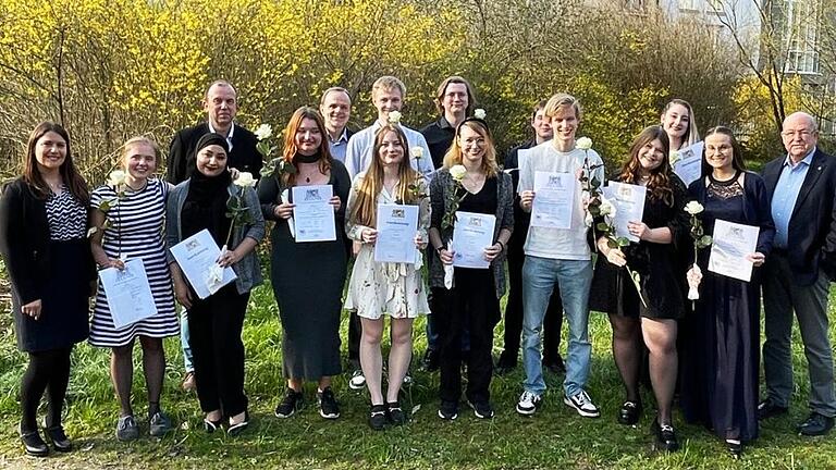 Die ersten generalistisch ausgebildeten Pflegefachfrauen und Pflegefachmänner der Berufsfachschule für Pflege Würzburg (von links): vorne: Kursleiterin Laura Digiovinazzo, Stina Biesenthal, Mahba Shalati, Rosalie Leimeister, Sophie Büchner, Melina Reinhart, Moritz Bruckner, Maya Dütsch, Janina Möhring und Ärztlicher Schulleiter Prof. Peter Sefrin; hinten: Schulleiter Stefan Kolbert, Medizinaldirektor Stephan Roth, Carl Oerter, Marcel Blank, Fabian Schmitt und Elodie Jahns.