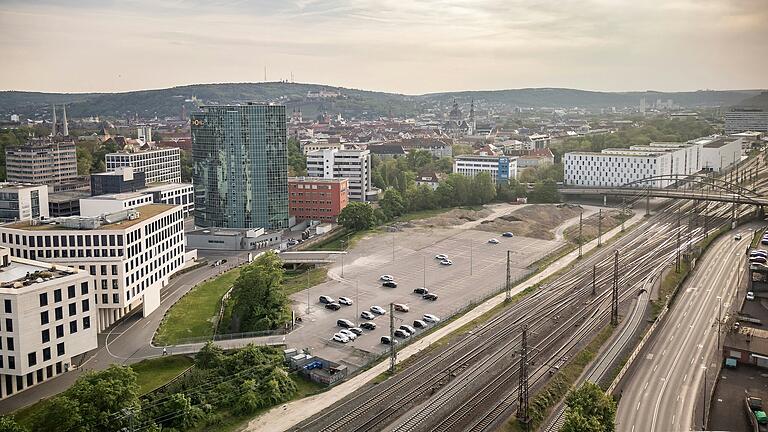 Ansicht des Areals der geplanten Multifunktionsarena in Würzburg, im Hintergrund die Grombühlbrücke.