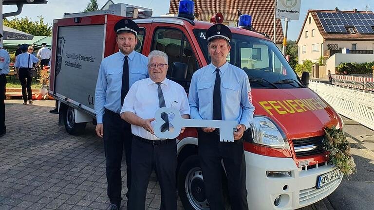 Das Foto zeigt (von links)&nbsp; Jonas Herrmann, Klaus Schäfer und Andreas Popp bei der 'Schlüsselübergabe'.