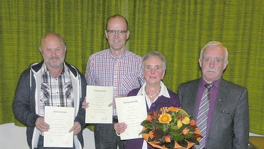 Ehrungen: Für 25 Jahre Dienst für die Gemeinde erhielten  (von links) Willi Schuhmann, Dieter Schmitt und Renate Pretscher von Bürgermeister Willi Schmitt eine Urkunde.