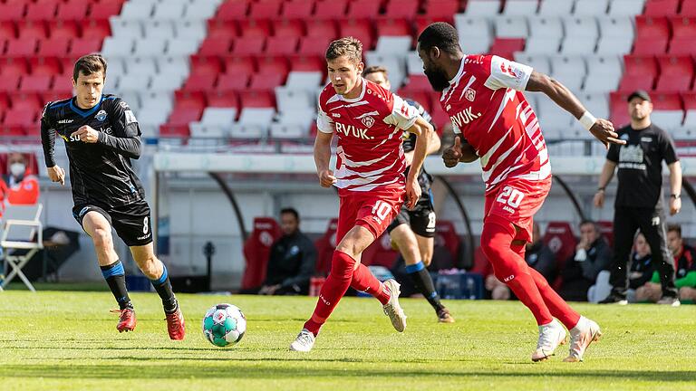 Zwei Angreifer, die in der vergangenen Saison noch für die Würzburger Kickers am Ball waren: Marvin Pieringer (Mitte) wechselt zum FC Schalke 04, Ridge Munsy (rechts) stürmt künftig für den FC Hansa Rostock.